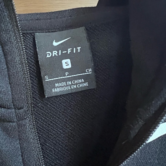 𝐍𝐈𝐊𝐄 𝘋𝘳𝘪-𝘍𝘪𝘵 𝘚𝘩𝘰𝘳𝘵 𝘚𝘭𝘦𝘦𝘷𝘦 𝘡𝘪𝘱 𝘜𝘱 𝘛𝘰𝘱 - Picture 4 of 6